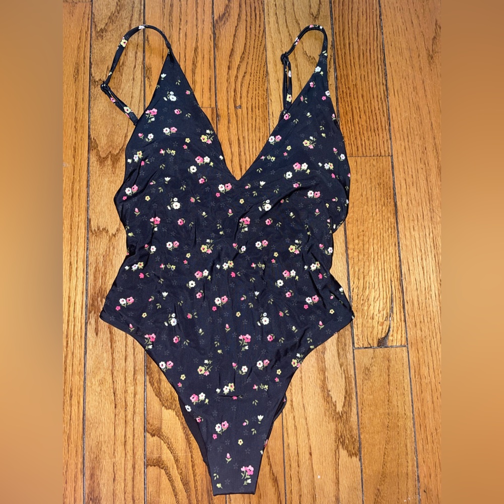 Aerie Floral Woman’s One Piece Swimsuit sz M